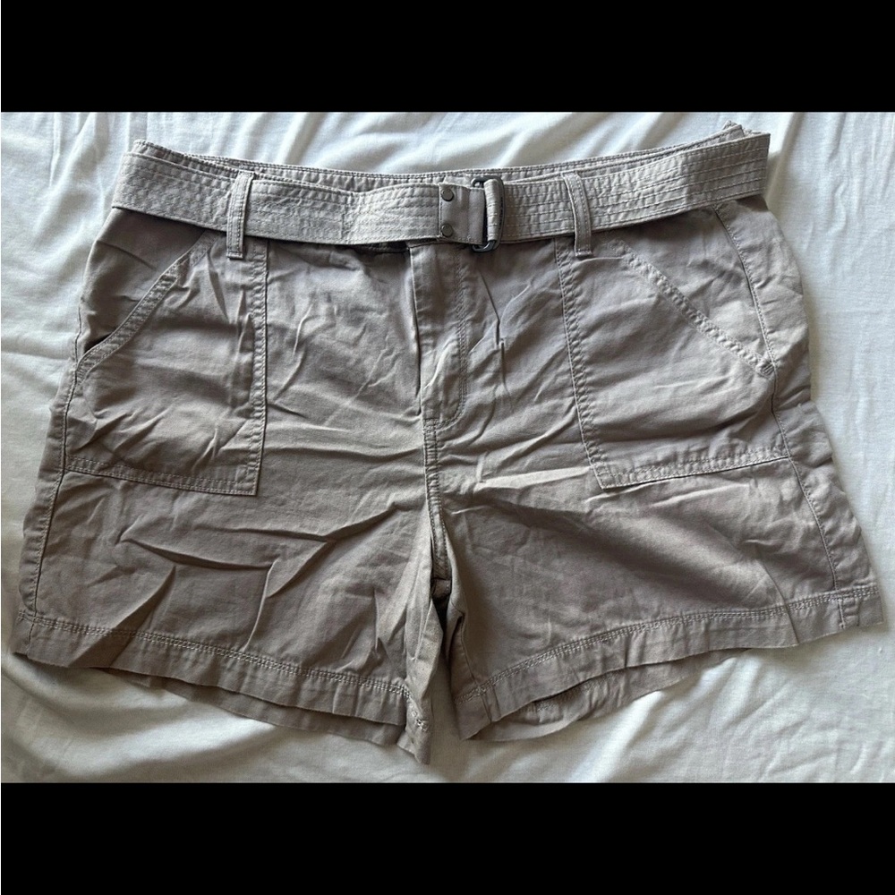 Calvin Klein Jeans Women's Belted Utility Shorts in Taupe